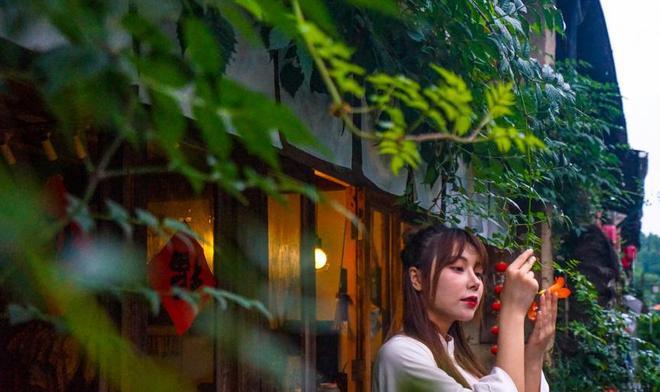 汪峰大女儿穿短裙跳热舞，离开章子怡画风突变，越长越像葛荟婕了